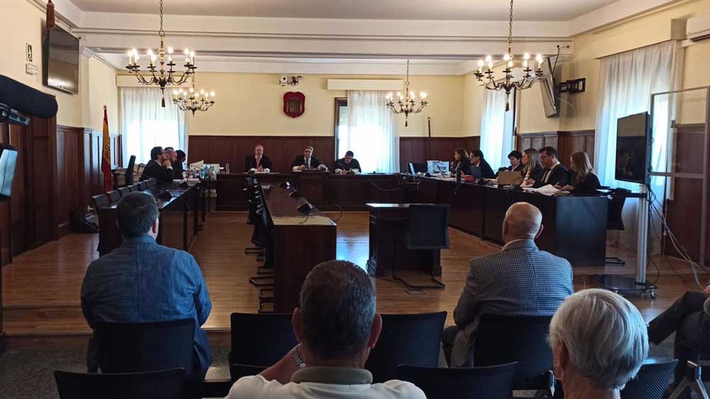 Comienzo del juicio por el presunto desfalco de Almensilla con el acusado Ismael Perea a la izquierda y a continuación, el extesorero Julio Mateos. - Europa Press