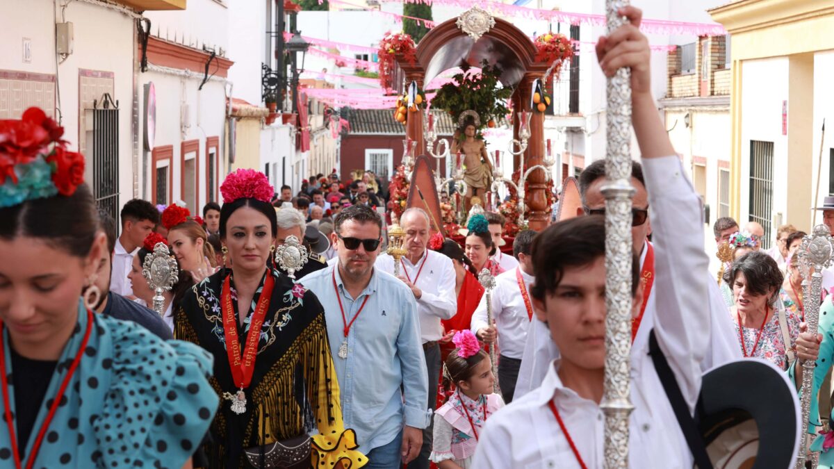 El alcalde de Tomares y la Delegada Provincial de Cultura en la Romería San Sebastián.- Ayto. Tomares