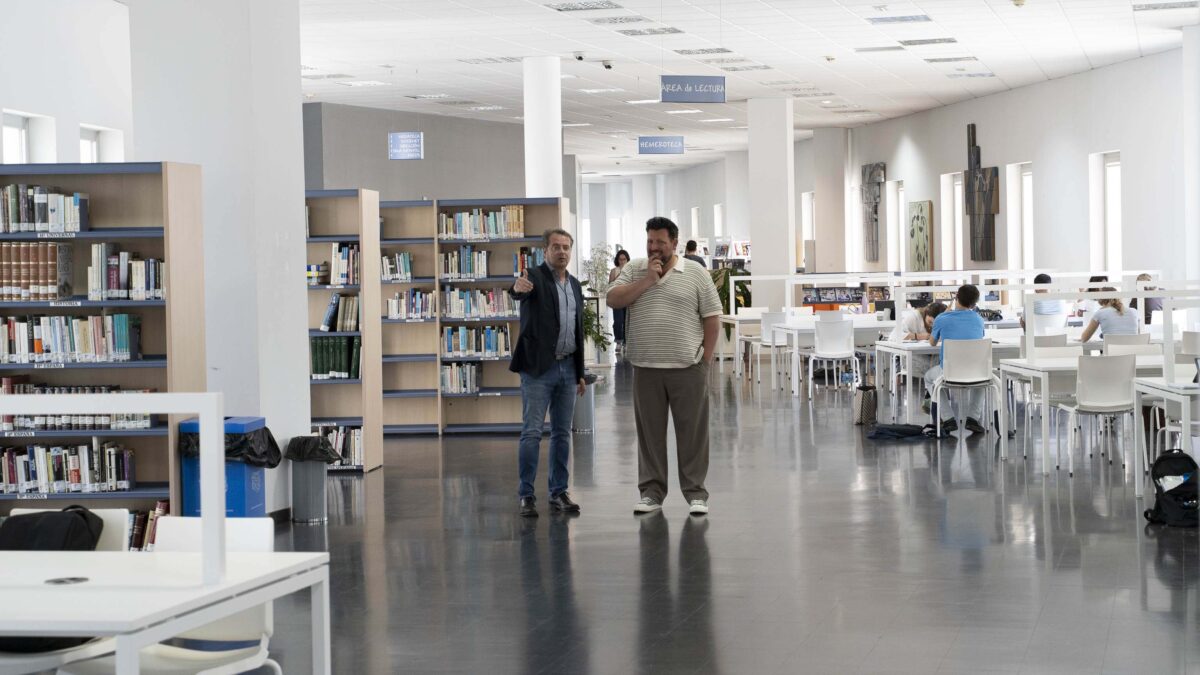 El alcalde, Antonio Conde, visitando las bibliotecas tras la ampliación.- Ayto. Mairena
