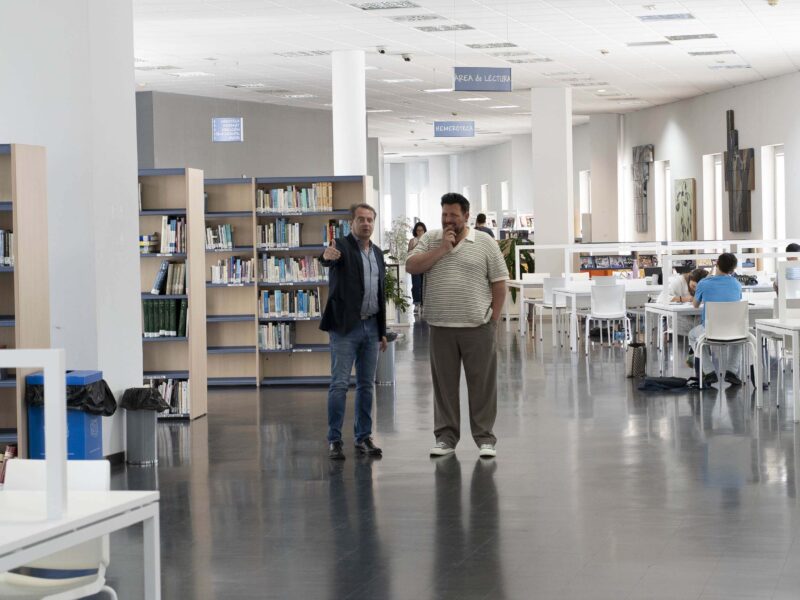El alcalde, Antonio Conde, visitando las bibliotecas tras la ampliación.- Ayto. Mairena