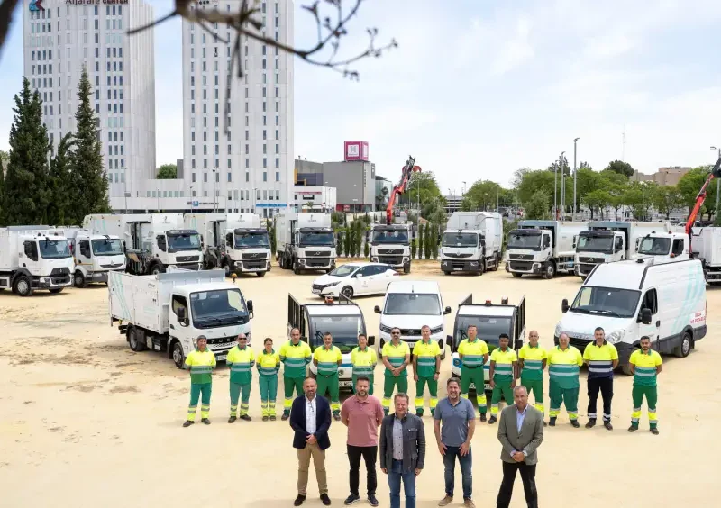 Ayuntamiento de Mairena con su nueva flota de vehiculos para la recogida de residuos