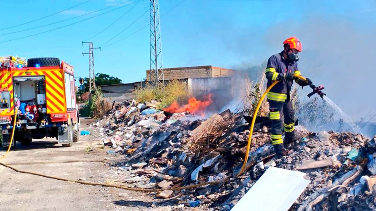 Los bomberos del Aljarafe en un incendio en el punto limpio de Camas.- Bomberos Aljarafe