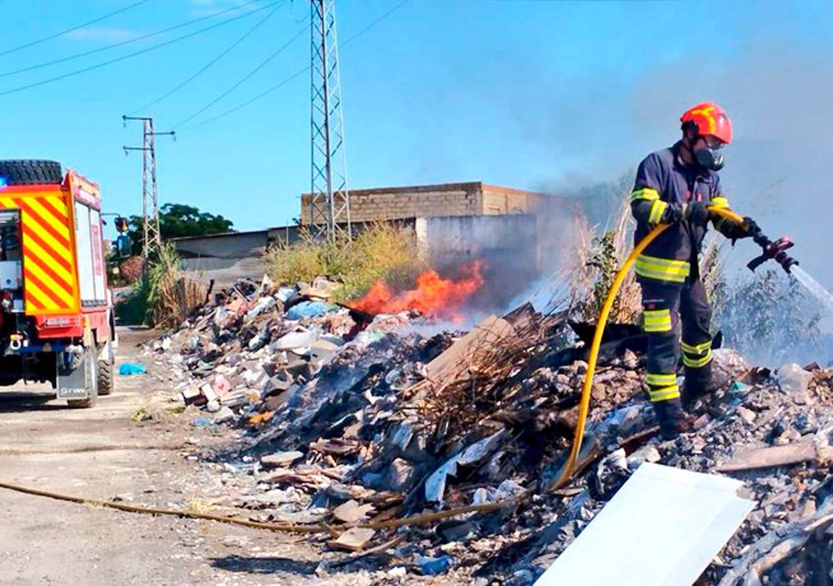Los bomberos del Aljarafe en un incendio en el punto limpio de Camas.- Bomberos Aljarafe