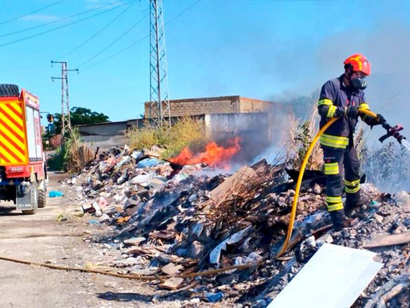 Los bomberos del Aljarafe en un incendio en el punto limpio de Camas.- Bomberos Aljarafe