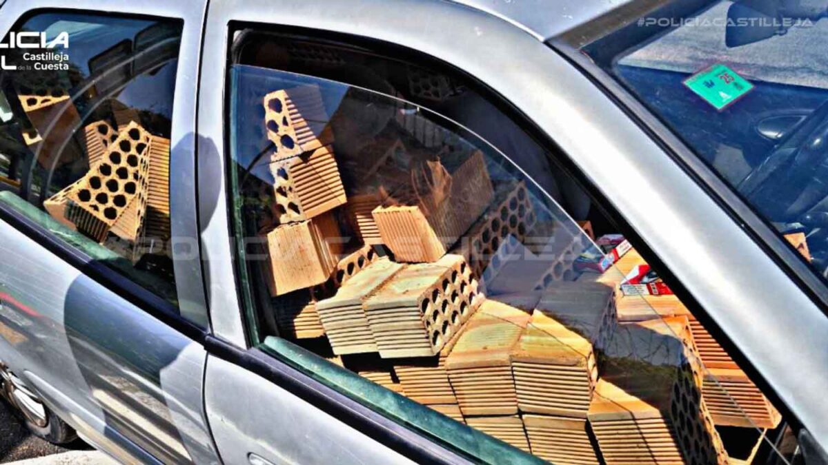 Coche lleno de ladrillos.- @PoliciaLocalcc