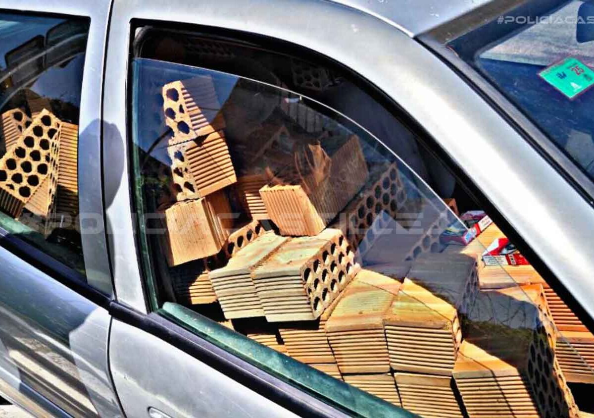 Coche lleno de ladrillos.- @PoliciaLocalcc