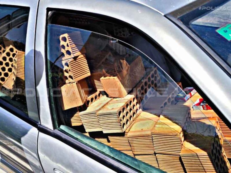 Coche lleno de ladrillos.- @PoliciaLocalcc