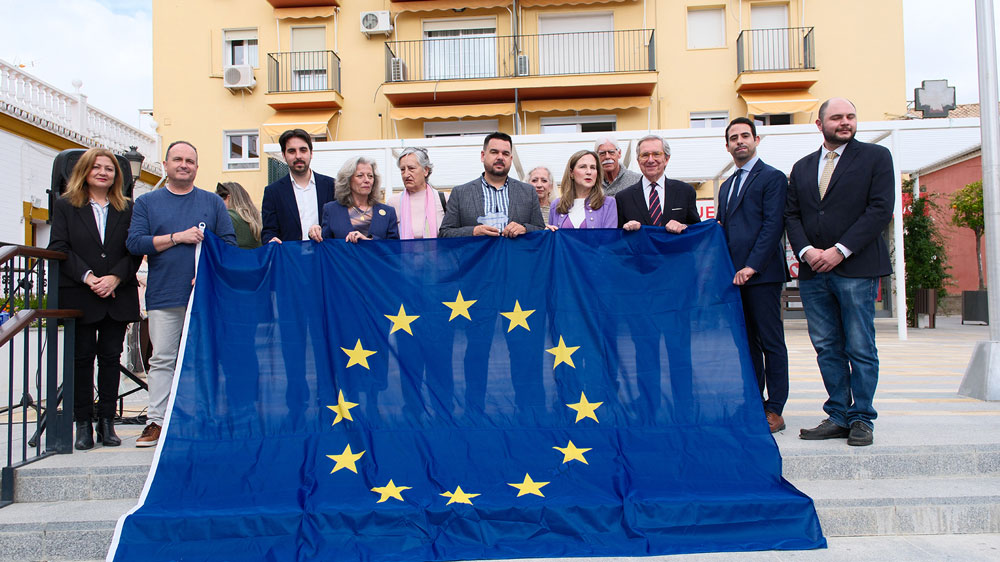 Gines iza la bandera de la UE con motivo del Día de Europa