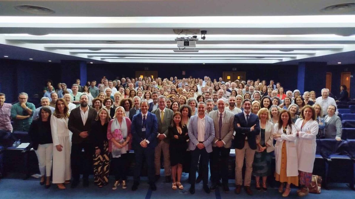 Foto de familia de ponentes y asistentes al finalizar la jornada.- HSJD