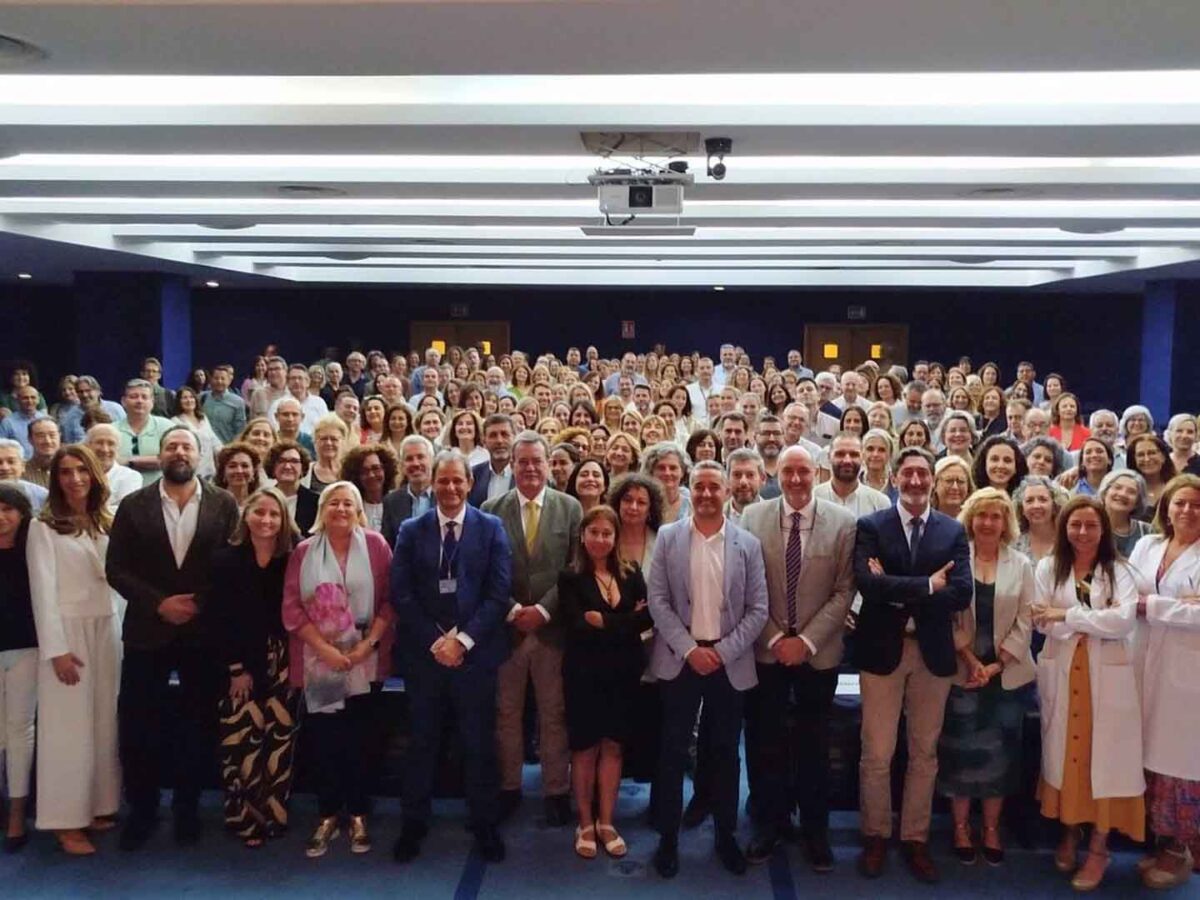 Foto de familia de ponentes y asistentes al finalizar la jornada.- HSJD