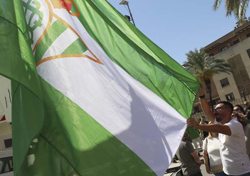 La bandera del Betis ondea en San Juan. - Ayuntamiento de San Juan de Aznalfarache