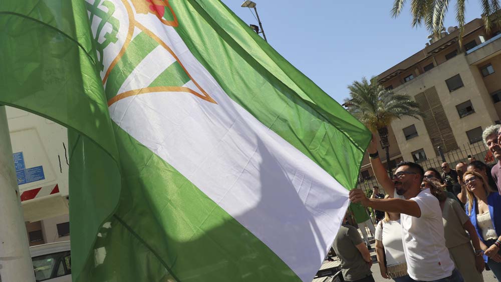La bandera del Betis ondea en San Juan. - Ayuntamiento de San Juan de Aznalfarache