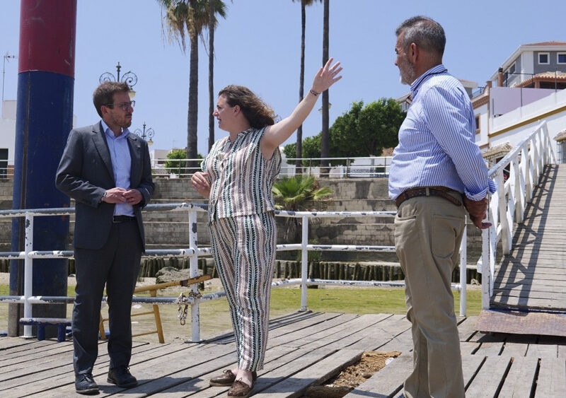 Toscano con la alcaldesa de La Puebla del Río. - Subdelegación del Gobierno