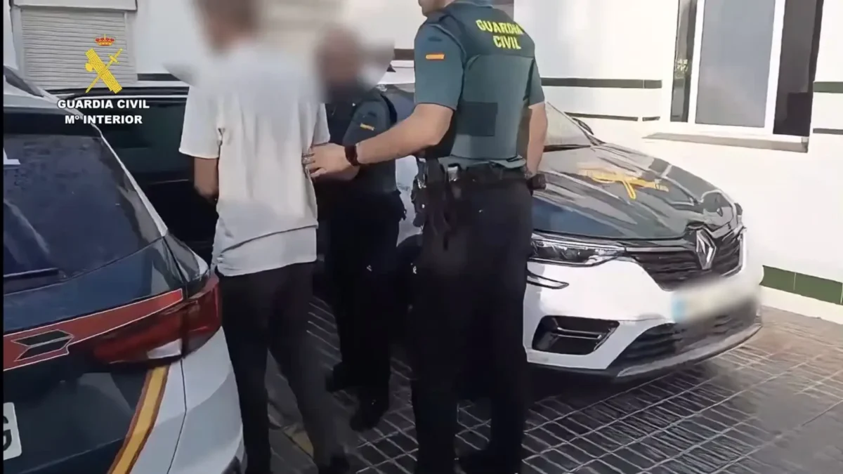 Agente de la Guardia Civil con el detenido