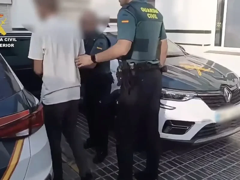 Agente de la Guardia Civil con el detenido