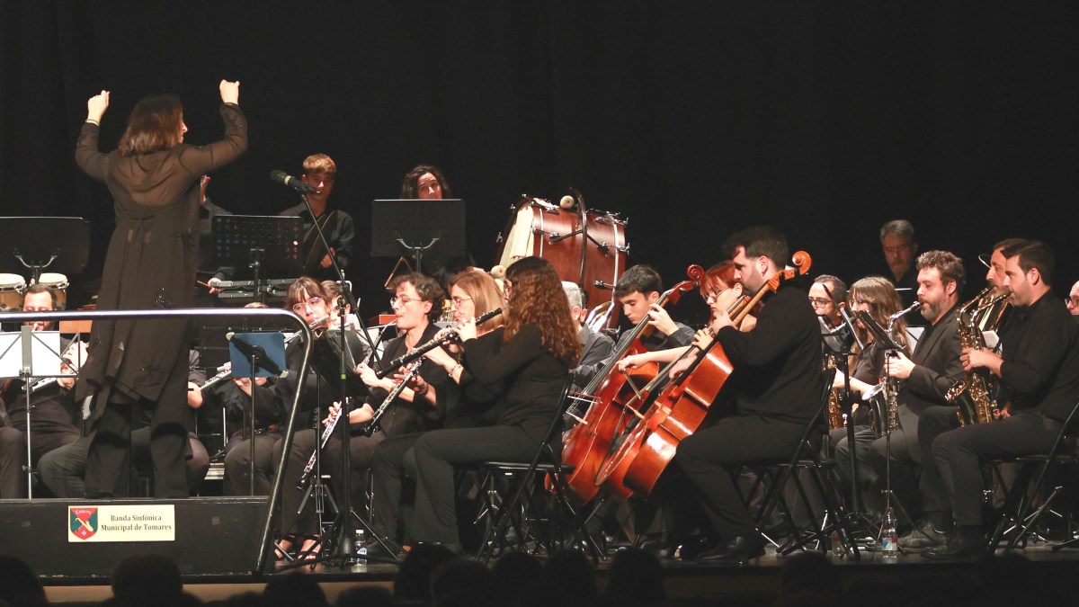 La Banda Sinfónica de Tomares dirigida por Catalina Pérez Muñoz – Santa Cecilia 2024