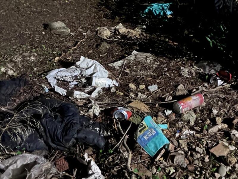 Acumulación de basura en el parque de la Barriada del Monumento de San Juan de Aznalfarache