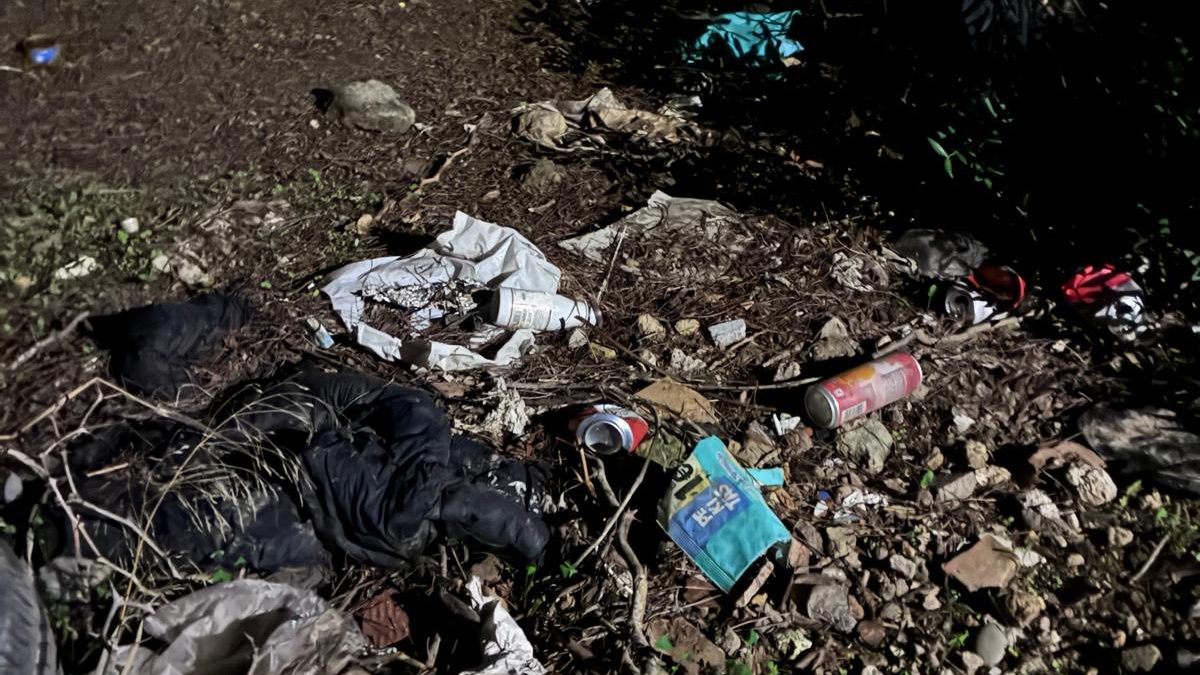 Acumulación de basura en el parque de la Barriada del Monumento de San Juan de Aznalfarache